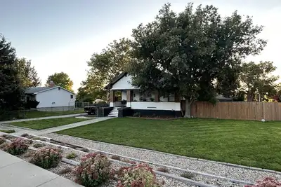 Image de Cozy 2-Bedroom Basement Apartment. Pet Friendly!