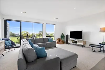 Image de Shore Place Serenity over Golf Course Views - Free Parking | 12min walk to beach
