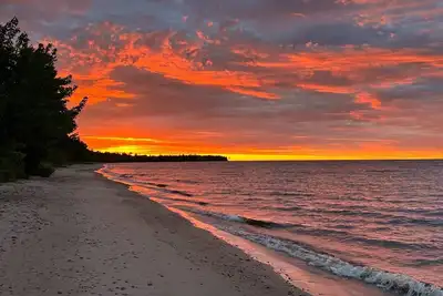 Image de Morning Glory Lakeside Cabin: Lake Superior Comes Alive – Find Your Springtime Bliss