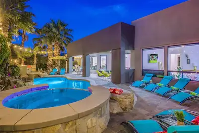 Flamingo Palms: Pool, Spa, Pet-Friendly, Games!
