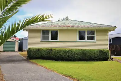 Image de Welcoming and well loved older house centrally located in Haast township