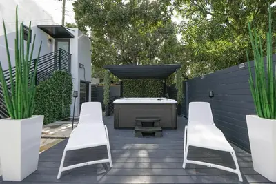 Image de 2 Bedroom Cozy Miami Villa w/Hot Tub - Walking distance to Wynwood Walls