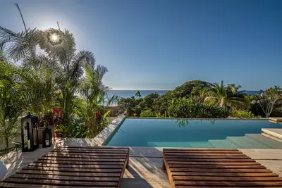 Image de Sleeps 8 - Luxury Beach House - with pool, steps from beach