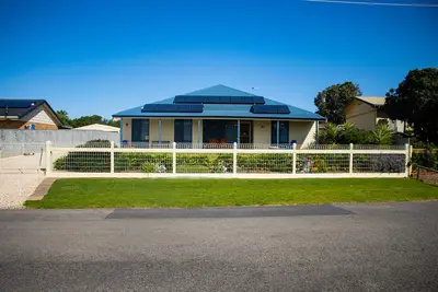 Image de Beautiful Family Beach Home in Middleton w/games, pool table and open plan area.