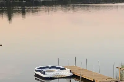 Image de Spacious Lakefront family friendly six bedroom cottage on beautiful Eagle Lake.