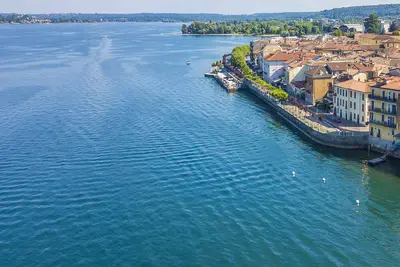 Il Nido Del Cigno Pied dans l'eau, Arona, Italy