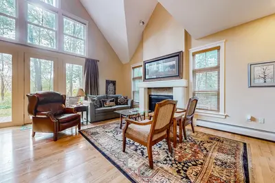 Image de Home with private apartment, patio, fireplace, on-site pool, gym & tennis access