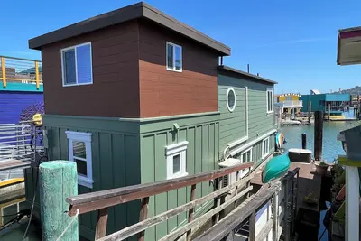 Image de Magical Views Floating Home. Modern Styling for a Dream Vacation in Sausalito