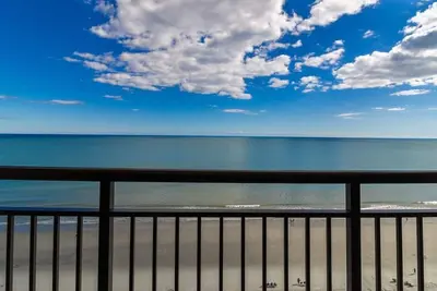 Image de Relaxation by the Sea Oceanfront Room15th Floor