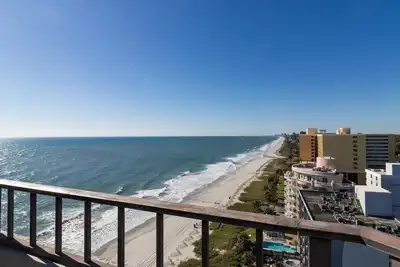 Image de Soothing Waves, Oceanfront Room 15th Floor