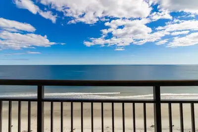 Image de Stay in Style with Our Oceanfront Room 11th Floor