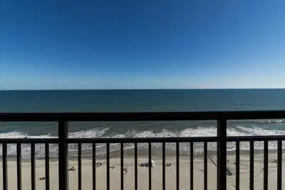 Image de Embrace Coastal Living Oceanfront Room 11th Floor