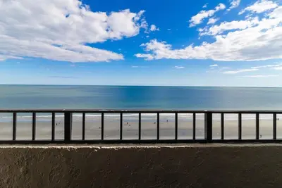 Image de Coastal Retreat: 8th Floor Oceanfront Room