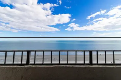 Image de Relaxation by the Sea Oceanfront Room 8th Floor