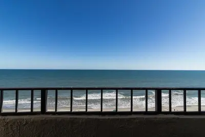 Image de Embrace Coastal Living Oceanfront Room 9th Floor