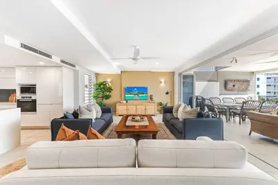 Image de 100 steps to the beach. Our modern Sunshine Coast home accommodates 12 guests