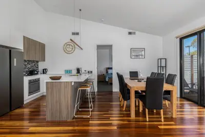 Image de Ocean Breeze in Broadbeach - Linen, heated pool, Free Ev Charger