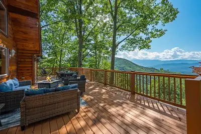 Image de Panoramic Mountain Views & Private Hot Tub! 35 min to Pigeon Forge!