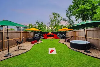 Image de Camp Out 🏕️ Big Backyard W/HotTub & Games 5mins to Downtown
