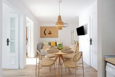 Image de Wake up refreshed and ready for a day out in Barcelona in this bright, clean apartment steps away from Las Ramblas.