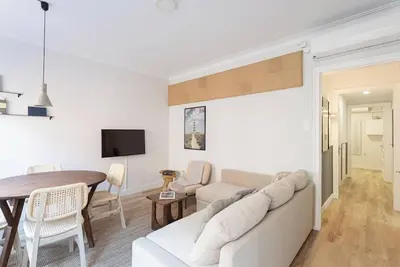 Image de This bright designed apartment is the perfect base to discover Barcelona and experience all his charms while staying in a central location. <br>Just 20 mins walking from Sagrada Familia.