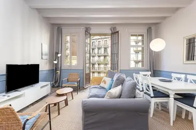 Image de Charming 2 bedroom apartment in the neighbourhood of Gracia. Please note that the apartment is on the 2nd floor and like many charming old buildings in Barcelona, there’s no elevator and the staircase is narrow.