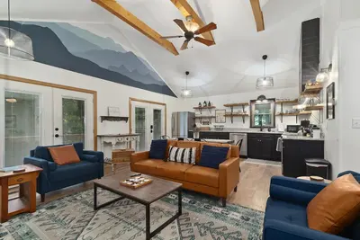 Image de Renovated Luxury Mountain House Retreat w/ Hot Tub, Private Deck, and Fire Pit