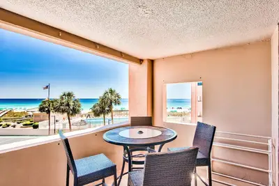 Image de Beach Front Unit At Jetty East! 1 Free Beach Chair Set Up Daily!