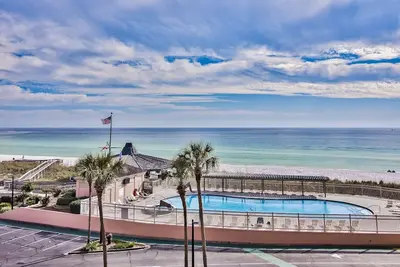 Image de Beach Front At Jetty East! 1 Free Beach Chair Set Up Daily!