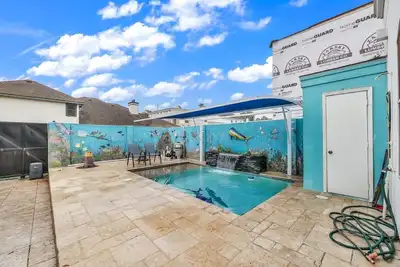 Image de Relax and Enjoy in Our Spacious Country Club Estate