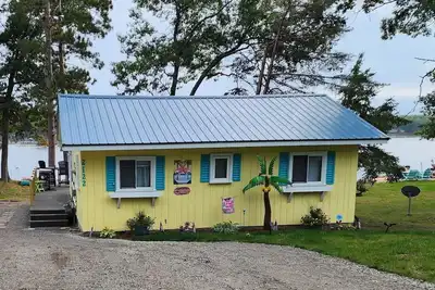 Image de Little Yellow Cottage - Beach - Little Island Lake\n