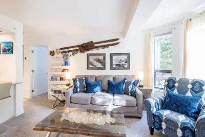 Image de Cozy & Spacious 1br:Sleeps 4, Pool, Hottub, Sauna, Walk to Shops, Restaurants & Trails!