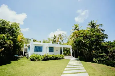 Image de La Casa Blanca \"jungle oasis\" short walk to beach