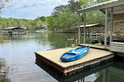 Image de Large Private Lake Front home on level lot, kayaks, fire pit Free firewood! !