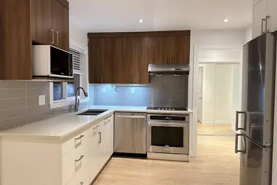 Image de Residence by Queen Elizabeth Park