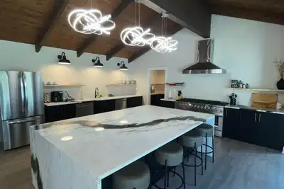 Image de Welcome to the Sip! 7 bed 9 bath party house. Create your own grove party!