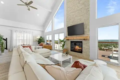 Image de Lux + Bright. Bunkroom, Gym, Lazy River!