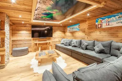 Image de Chalet, piscine, sauna, terrasse, cheminée ou poêle à bois, parking, télévision, casier à ski, 175m²