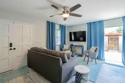 Image de 3 King Beds-Light Rail 1 mile-Centrally Located