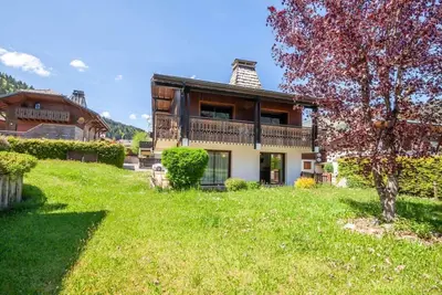 Image de 100m du centre station, 1er étage, balcon, parking, télévision, casier à ski, 40m², Morzine