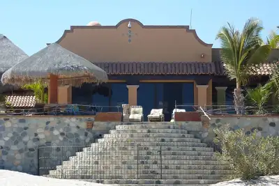 Villa Tranquilo, White sand Beach front, new infinity pool; walk to everything!