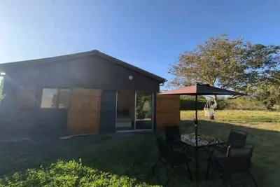 Image de Chalet atypique avec grand jardin - Lit avec balançoire