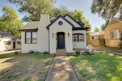 Image de Walk to Dtwn: 'Tyler Tudor' w/ Backyard