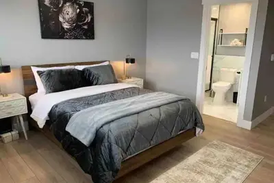 Image de 3 Bedroom- 2 queen beds- 1 single (rollaway) bed.