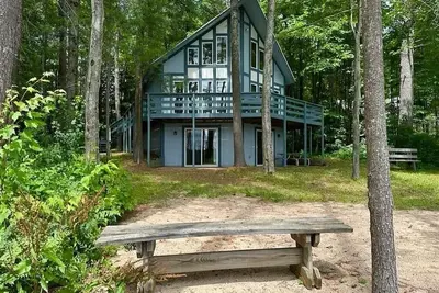 Image de Cozy beachfront cottage in the woods with walkout basement and wrap-around porch