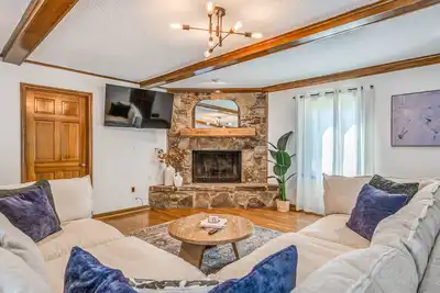 Image de Massive Home in East Memphis