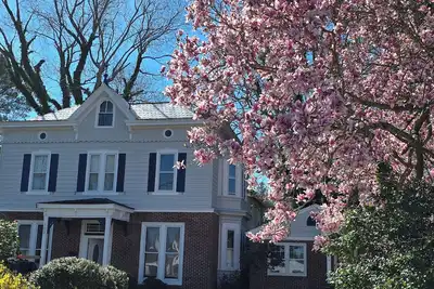 Image de Timeless Elegance with Modern Luxury: Historic 6-Bedroom Home-Newly Renovated!