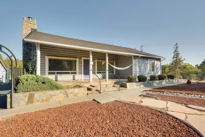 Image de Waterfront Mariposa Vacation Rental w/ Hot Tub
