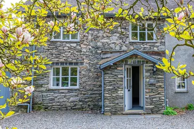 Grassholme Cottage with Lake Views