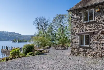 Image de Stunning Lake fronted Property with Hot Tub - Hammerhole